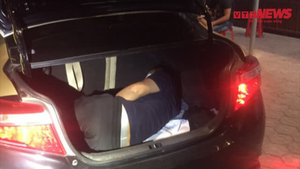  Video: Một người Trung Quốc trốn trong cốp xe hơi từ Đồng Nai về qua Hà Tĩnh