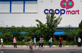 Xếp hàng từ 4h sáng đi siêu thị tích trữ thực phẩm ở TP.HCM