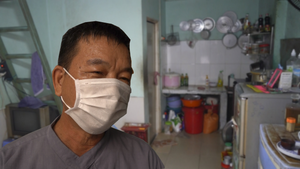 Video: Chủ nhà trọ nợ 6 tỷ đồng vẫn giảm tiền, nấu ăn giúp người thuê phòng