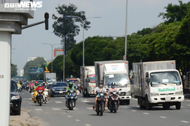 Ảnh: Xe cộ ùn ùn ra đường tại TP.HCM như chưa hề có dịch