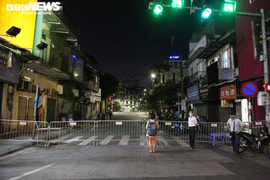 Cận cảnh 'nội bất xuất, ngoại bất nhập' ở phường Văn Miếu, Hà Nội