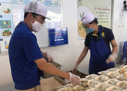 Thầy trò làm hơn 1.000 suất ăn tặng tuyến đầu chống dịch