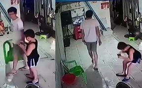 Mải chơi game, cậu bé ngã ngửa vì mất ghế lúc nào không biết