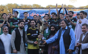 Taliban vác súng đến sân xem bóng đá, trao cúp cho đội vô địch