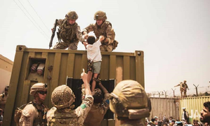 Trẻ em Afghanistan mắc kẹt trong khách sạn sau khi được sơ tán