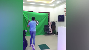 Mặt ngắn tũn vì làm vỡ tivi khi chơi goft trong nhà 