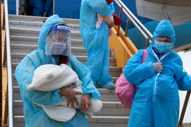 Chuyến bay '0 đồng' đưa hơn 100 bà bầu về Quảng Bình