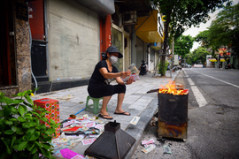 Ảnh: Vỉa hè, lòng đường Hà Nội nghi ngút khói ngày rằm tháng 7