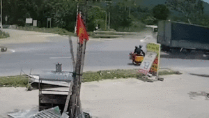 Video: Ô tô bẹp rúm sau tai nạn liên hoàn với 2 xe tải