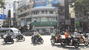 Ảnh: Đường phố TP.HCM đông đúc trước giờ siết chặt giãn cách xã hội