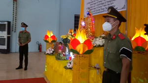 Video: Xúc động hình ảnh chiến sĩ chịu tang cha tại trụ sở công an phường