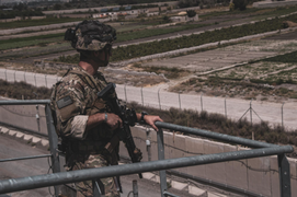 Đọ súng tại sân bay Kabul