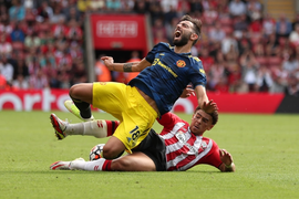 Man Utd suýt thua, HLV Solskjaer chê đối thủ thô bạo như bóng bầu dục