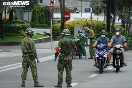 TP.HCM siết giãn cách: Quân đội, công an trực chốt, không còn sự chống đối nào