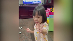 Clip: Bé gái đang khóc nhè vẫn tạo dáng chụp ảnh 