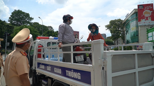 Video: Thủng lốp xe, ông bà cụ đi tiêm vaccine được CSGT đưa về tận nhà