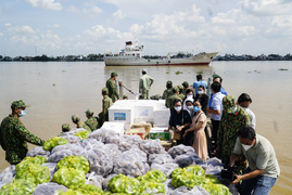 Ảnh: Gần 30 tấn nông sản trao tận tay người dân nghèo vùng dịch