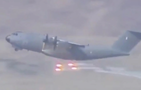 Vì sao máy bay sơ tán dân khỏi Kabul phải bắn pháo sáng khi cất cánh?