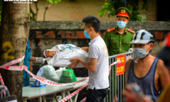 Hà Nội: Tiếp tế lương thực cho gần 500 nhân khẩu bị phong toả ở phường Văn Miếu