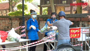 Video: Tiếp tế nhu yếu phẩm cho người dân ở 2 khu vực cách ly mới tại Hà Nội