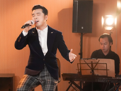 Ưng Hoàng Phúc hát 'live' bản hit 20 năm trước khiến khán giả bồi hồi