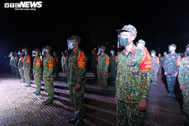 Quân đội ra quân trong đêm đầu TP.HCM siết chặt giãn cách xã hội