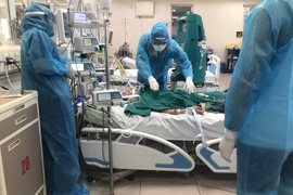 TP.HCM giảm thu nhập tăng thêm của cán bộ, lấy tiền hỗ trợ tuyến đầu chống dịch