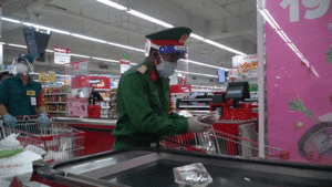 Video: Xúc động hình ảnh bộ đội đi siêu thị giúp dân ở TP.HCM 