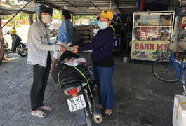 Vừa nhận xe đạp, nam thanh niên thất nghiệp, đi bộ được tặng xe máy về quê