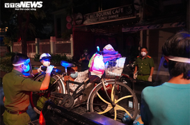 Công an TP.HCM trắng đêm đưa người vô gia cư về các trung tâm an sinh