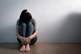 Bị cha mẹ ép đạt điểm cao, nữ sinh 14 tuổi nhảy lầu tự tử