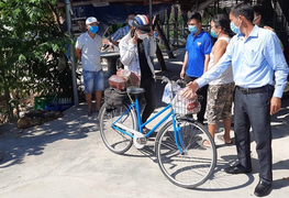 Nam thanh niên thất nghiệp, đi bộ được bà con Quảng Nam trao xe đạp về quê