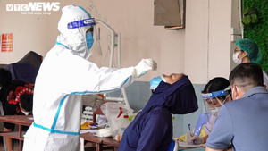 Hà Nội: Chợ Hà Đông lập hàng rào cách ly, lấy mẫu xét nghiệm cho các tiểu thương