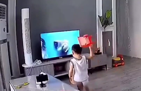 Bé trai ném vỡ tivi để cứu siêu nhân