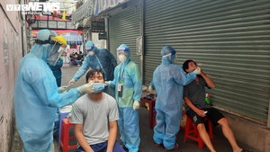 Theo chân 'đội tách F0' khỏi cộng đồng đi từng hẻm lấy mẫu xét nghiệm ở TP.HCM