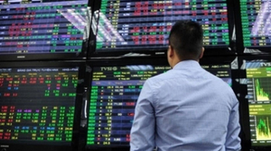 Bất ngờ bứt phá cuối phiên, VN-Index tăng gần 11 điểm