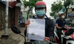 Ngày đầu áp dụng mẫu giấy đi đường mới, nhiều người được linh động qua chốt