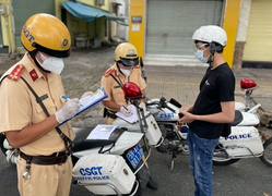 Hai ngày siết chặt giãn cách, CSGT TP.HCM xử phạt 760 người tự ý ra đường