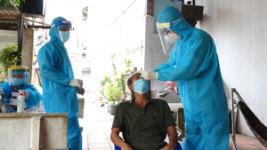 Video: Đội quân y lưu động đến tận nhà lấy mẫu, tiêm vaccine cho dân