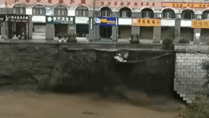 Video: Đường ở Trung Quốc sụt xuống sông sau mưa lớn