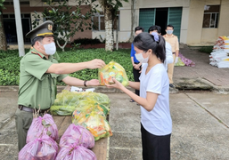 Ảnh: Giám đốc Công an An Giang trực tiếp trao rau, gạo cho người khó khăn