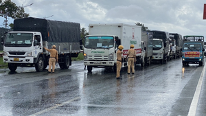 Phải đăng ký trước khi đến, nhiều xe luồng xanh ùn ứ ở cửa ngõ Cần Thơ