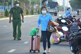 Ảnh: Công nhân Đà Nẵng tranh thủ giờ đổi ca, tiếp tục sản xuất '3 tại chỗ'