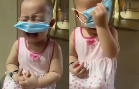 Em bé gào khóc ăn vạ vẫn quyết đeo khẩu trang 