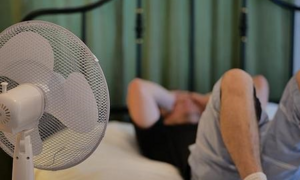 Vì sao không nên bật quạt chĩa thẳng vào người ban đêm?