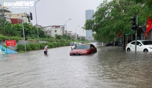 Ảnh: Đường phố Hải Phòng nước ngập ngang đầu gối, hàng loạt xe chết máy