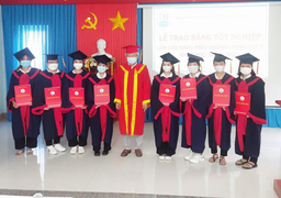 Sáng nhận bằng tốt nghiệp, tối lên đường vào TP.HCM chống dịch