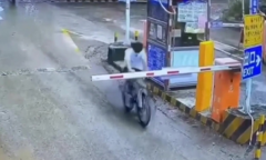 'Trẻ trâu' thích thể hiện ngã đập mặt vào rào chắn