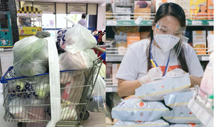 Đi chợ hộ ở TP.HCM: Chung cư nảy sáng kiến, tình nguyện viên gặp nhiều 'sự cố'