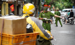 Ảnh: Nhiều người Hà Nội ra đường giấy tờ không hợp lệ, vượt chốt kiểm soát
